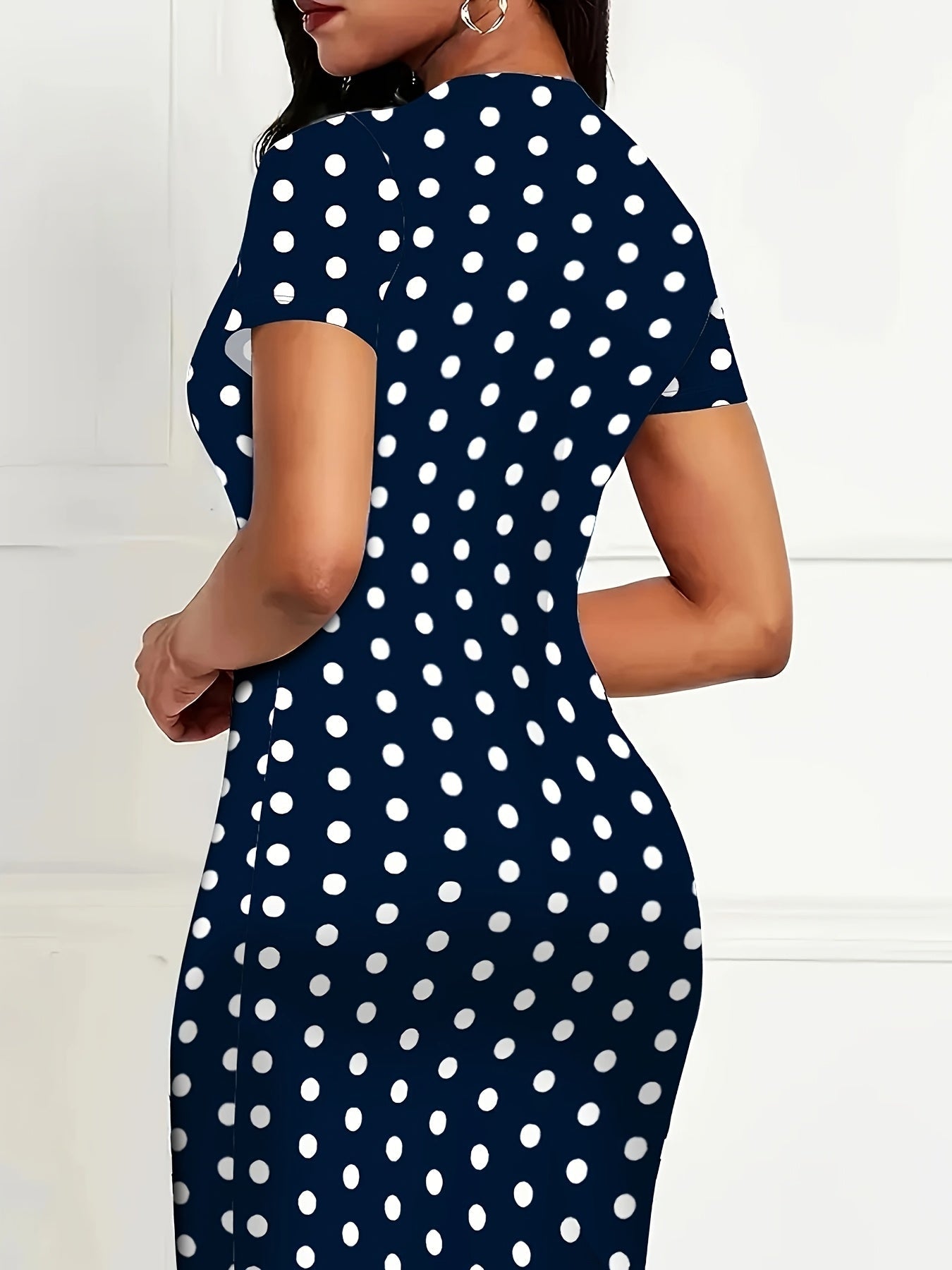 Elegantes marineblau gestreiftes Kleid - Bodycon-Schnitt
