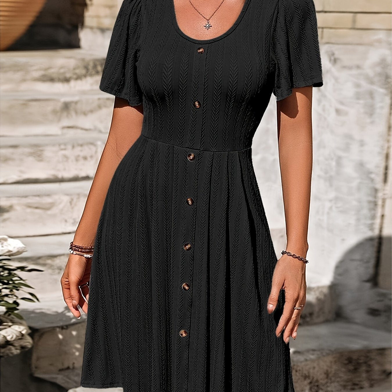 Elegantes lavendelfarbenes Midikleid in A-Linie mit Knopfleiste für den Sommer