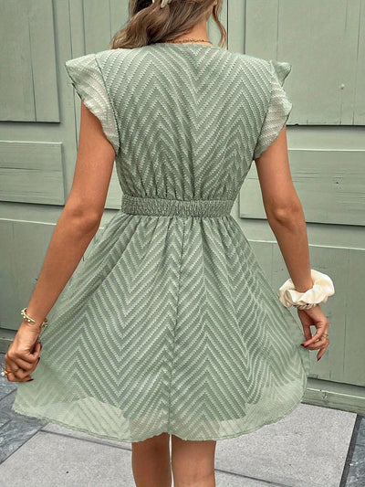 Elegantes mintfarbenes Kleid - gerüschte Ärmel und asymmetrisches Unterteil