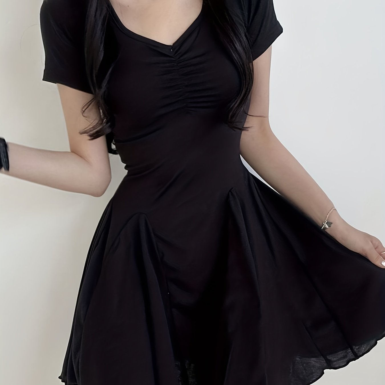 Schwarzes Sommerkleid mit Ausschnitt und plissiertem Rock