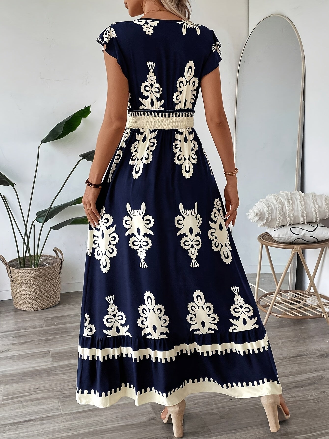 Dunkelblaues Blumenkleid mit V-Ausschnitt und Rüschen