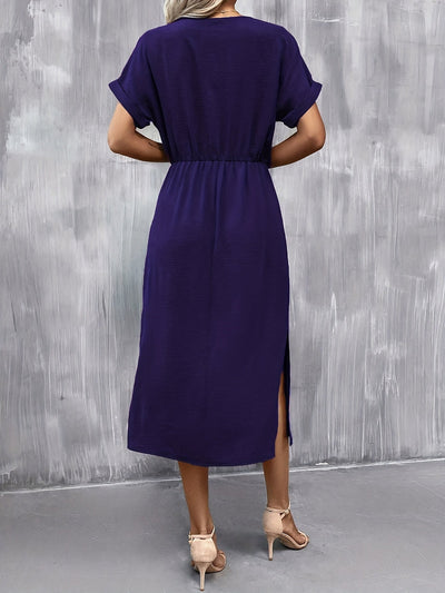 Elegantes Kleid mit kurzen Ärmeln, Taillenbindung und Schlitz – A-Linien-Schnitt