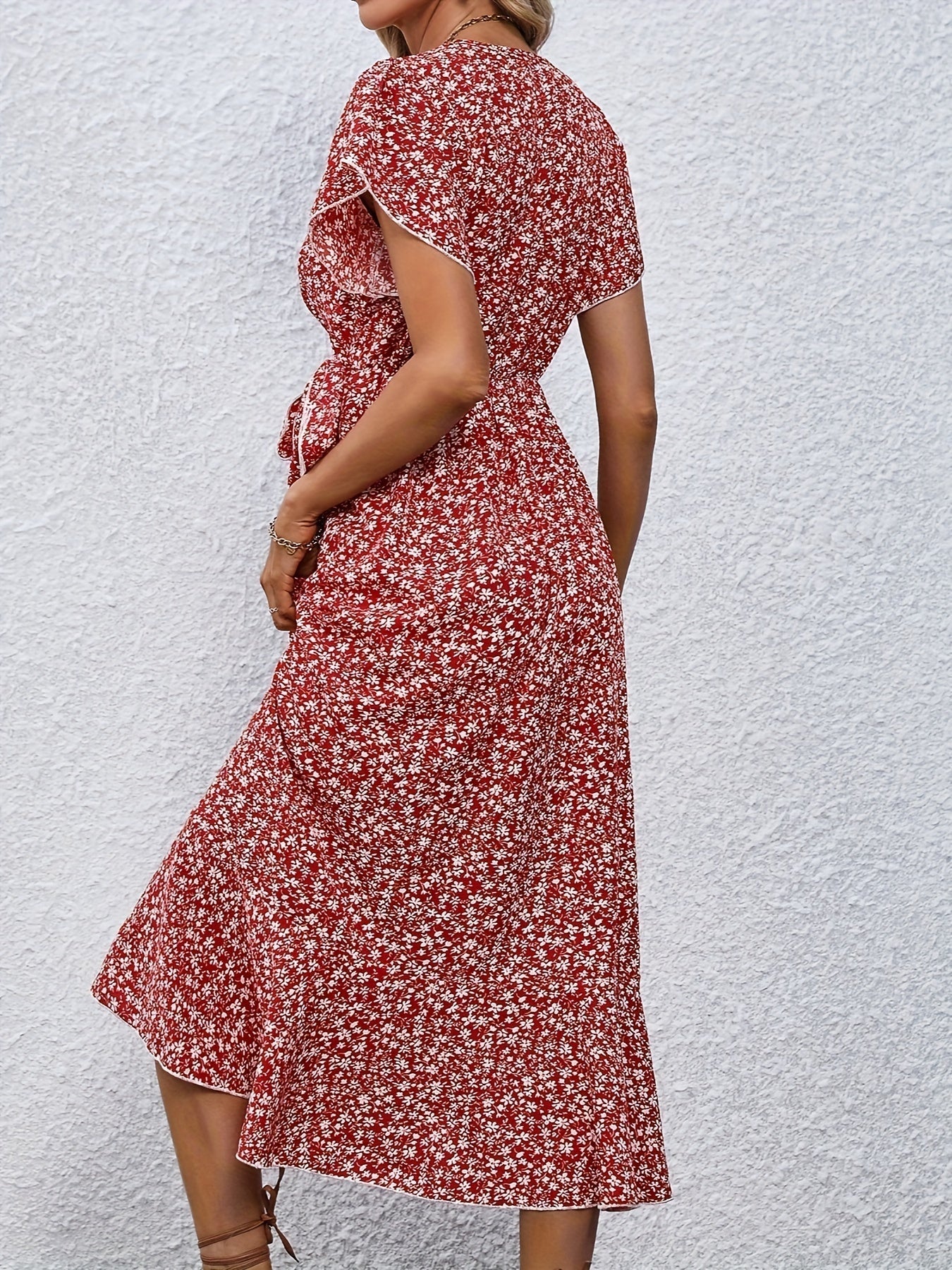 Kleid mit floralem Wickelausschnitt und Flatterärmel mit Rüschensaum