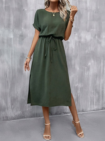 Elegantes Kleid mit kurzen Ärmeln, Taillenbindung und Schlitz – A-Linien-Schnitt