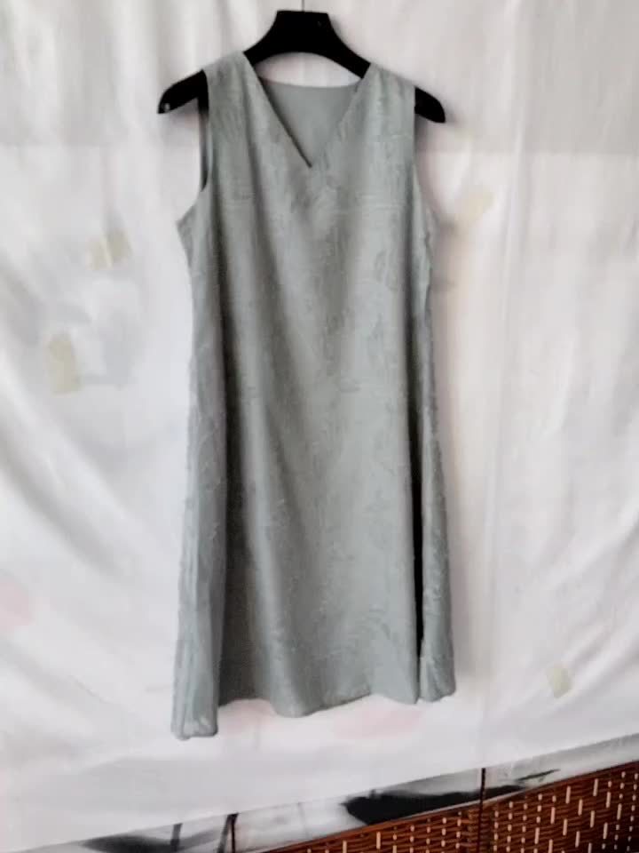 Elegantes ärmelloses Damenkleid mit frechem Ausschnitt - mit kaskadierenden Quasten