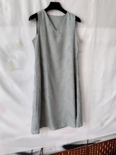 Elegantes ärmelloses Damenkleid mit frechem Ausschnitt - mit kaskadierenden Quasten