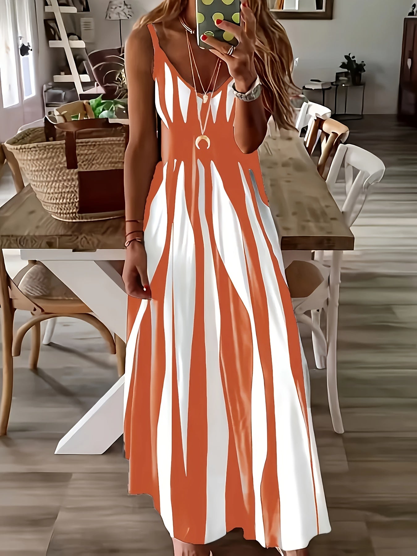Elegantes Trägerkleid mit V-Ausschnitt