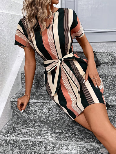 Elegantes gestreiftes Kleid mit V-Ausschnitt und kurzem Ärmel