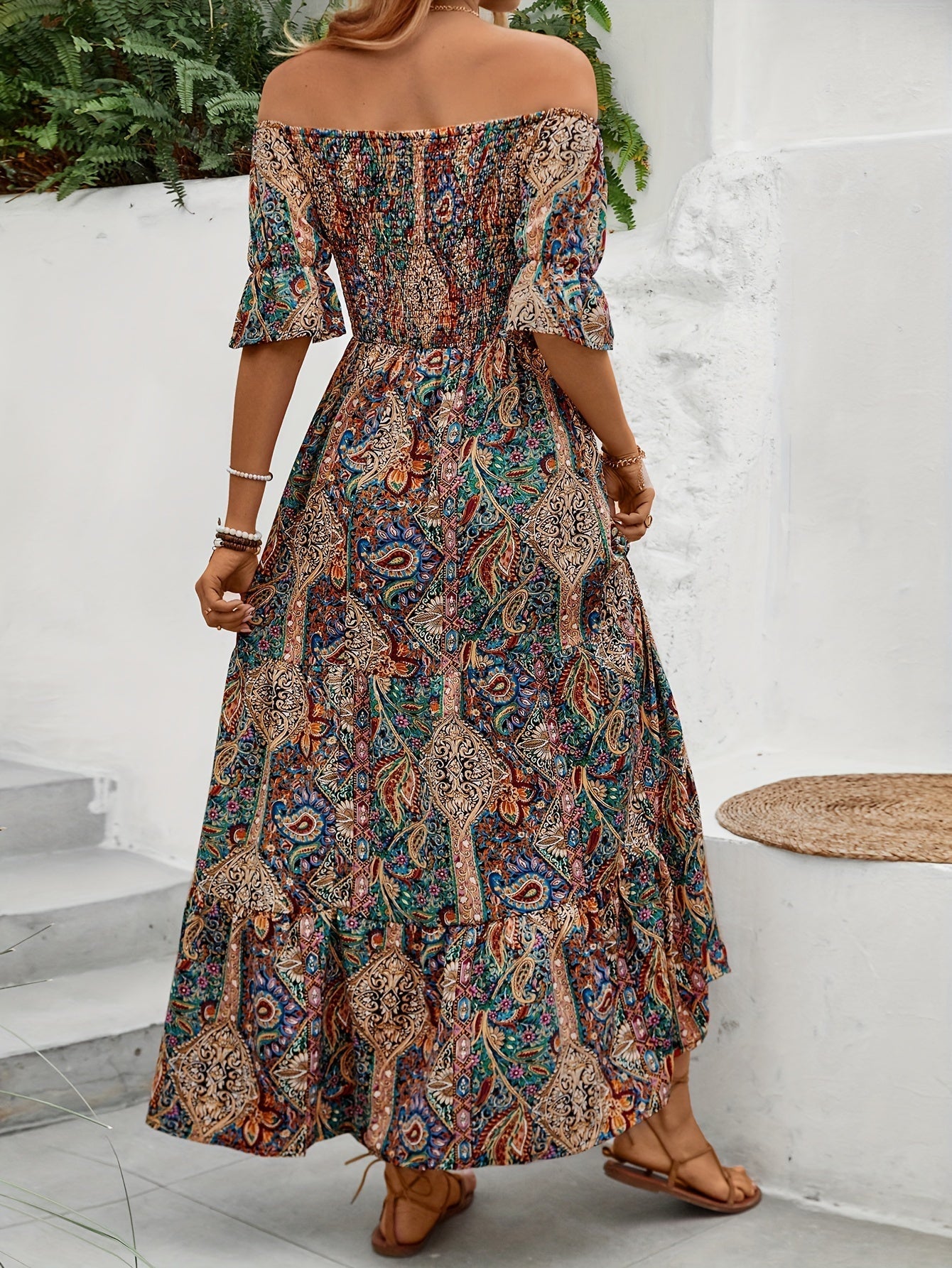 Schulterfreies Sommerkleid mit geometrischem Muster