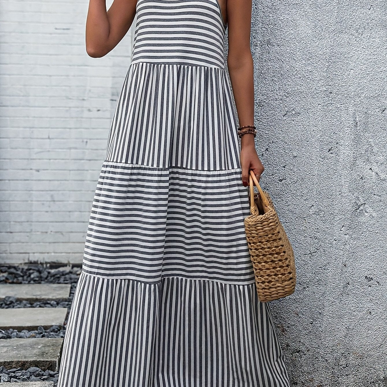 Schwarz-weiß gestreiftes Maxikleid Luftiges Sommerkleid für den Strand
