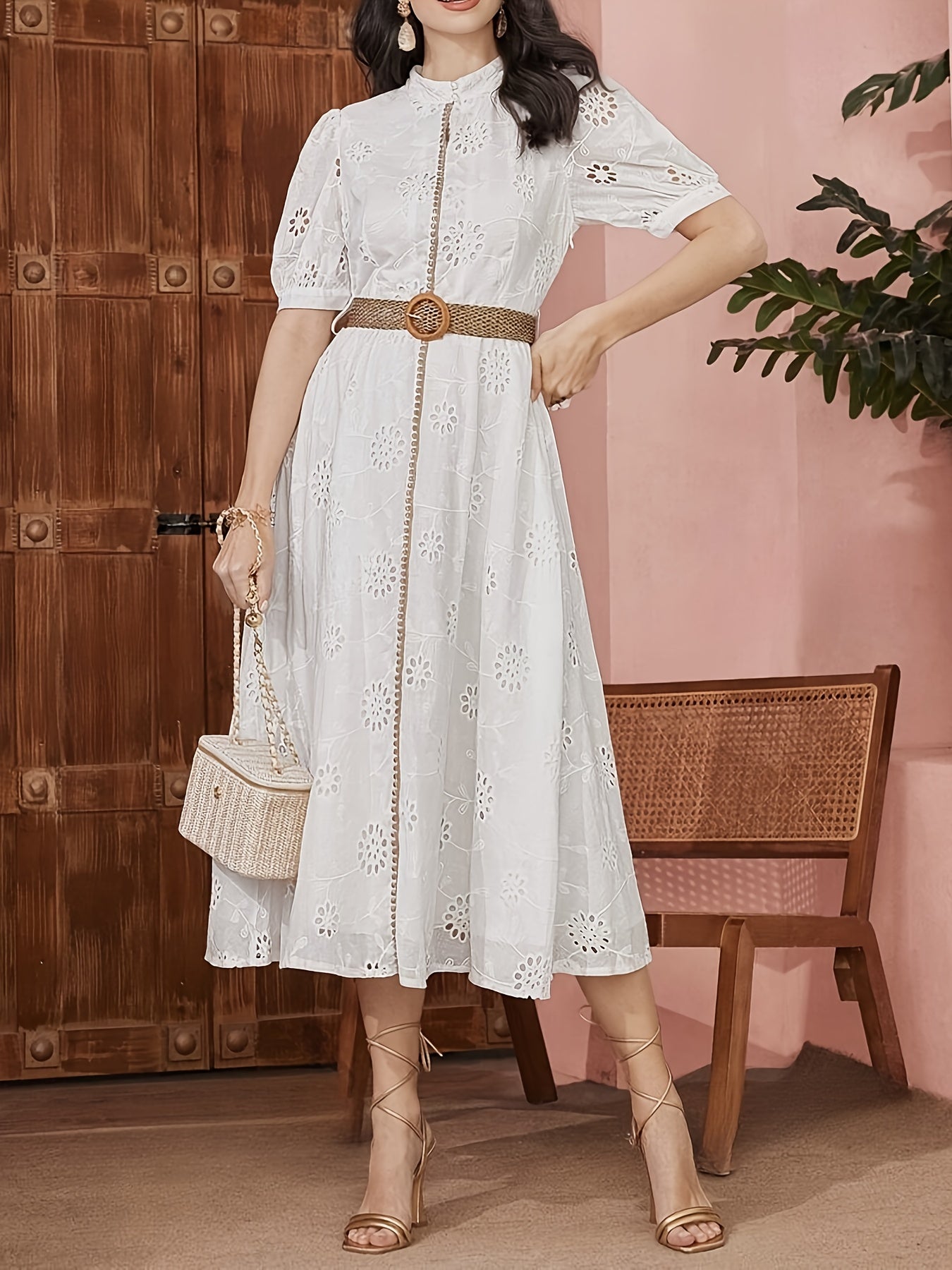 Elegantes Sommerkleid mit Spitze und Taillenband