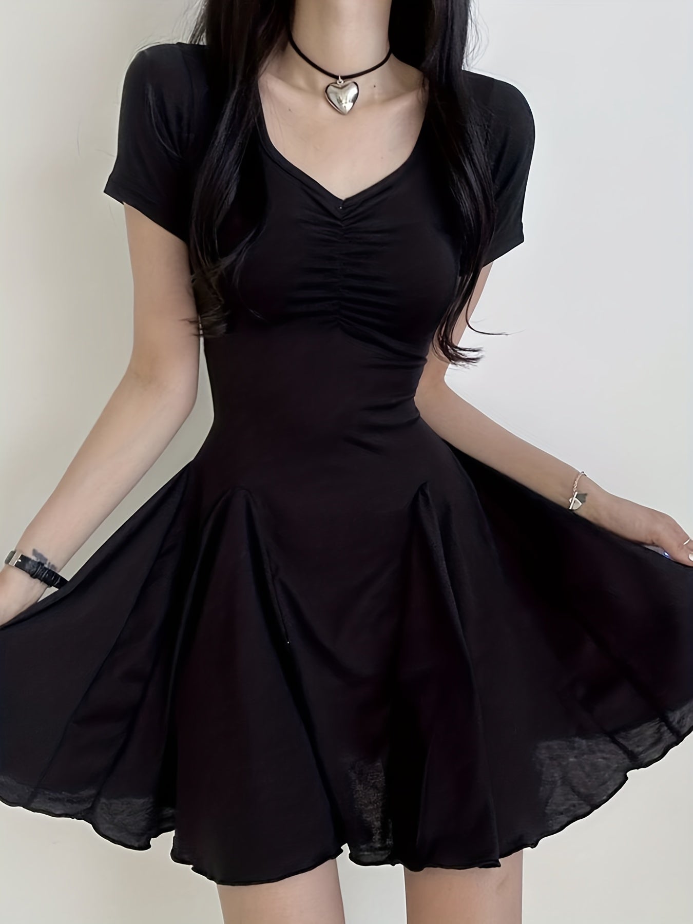 Schwarzes Sommerkleid mit Ausschnitt und plissiertem Rock