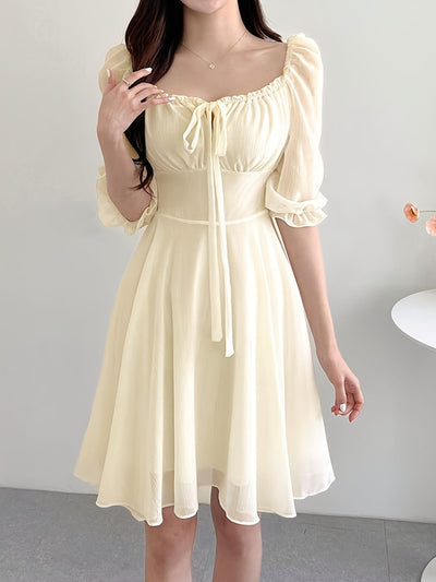 Damen Sommerkleid mit quadratischem Ausschnitt und Krawatte vorne