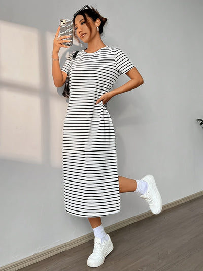 Schwarz-weiß gestreiftes lässiges kurzärmeliges Sommerkleid