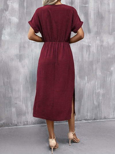 Elegantes Kleid mit kurzen Ärmeln, Taillenbindung und Schlitz – A-Linien-Schnitt