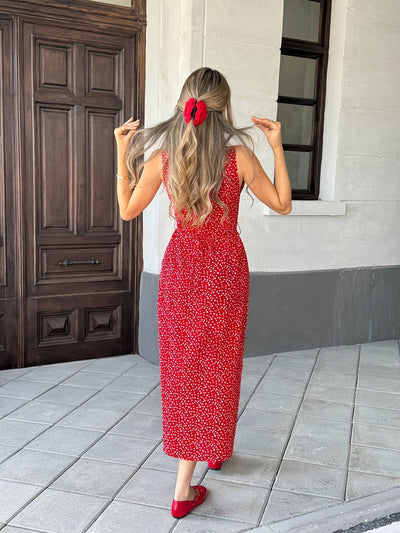 Rotes Midikleid mit Blumenmuster und Taillenbindung