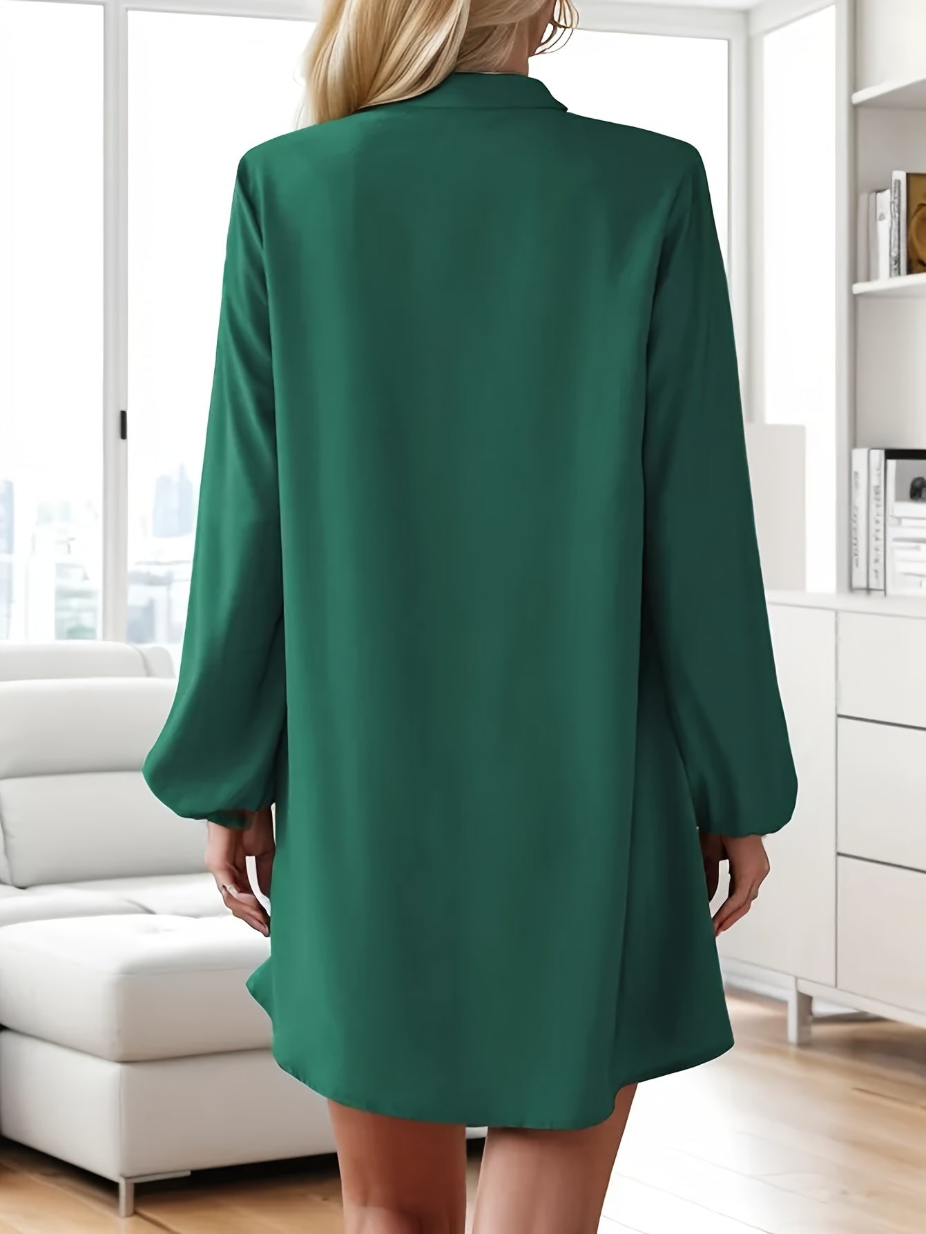 Stilvolles Kleid mit langen Ärmeln und V-Ausschnitt