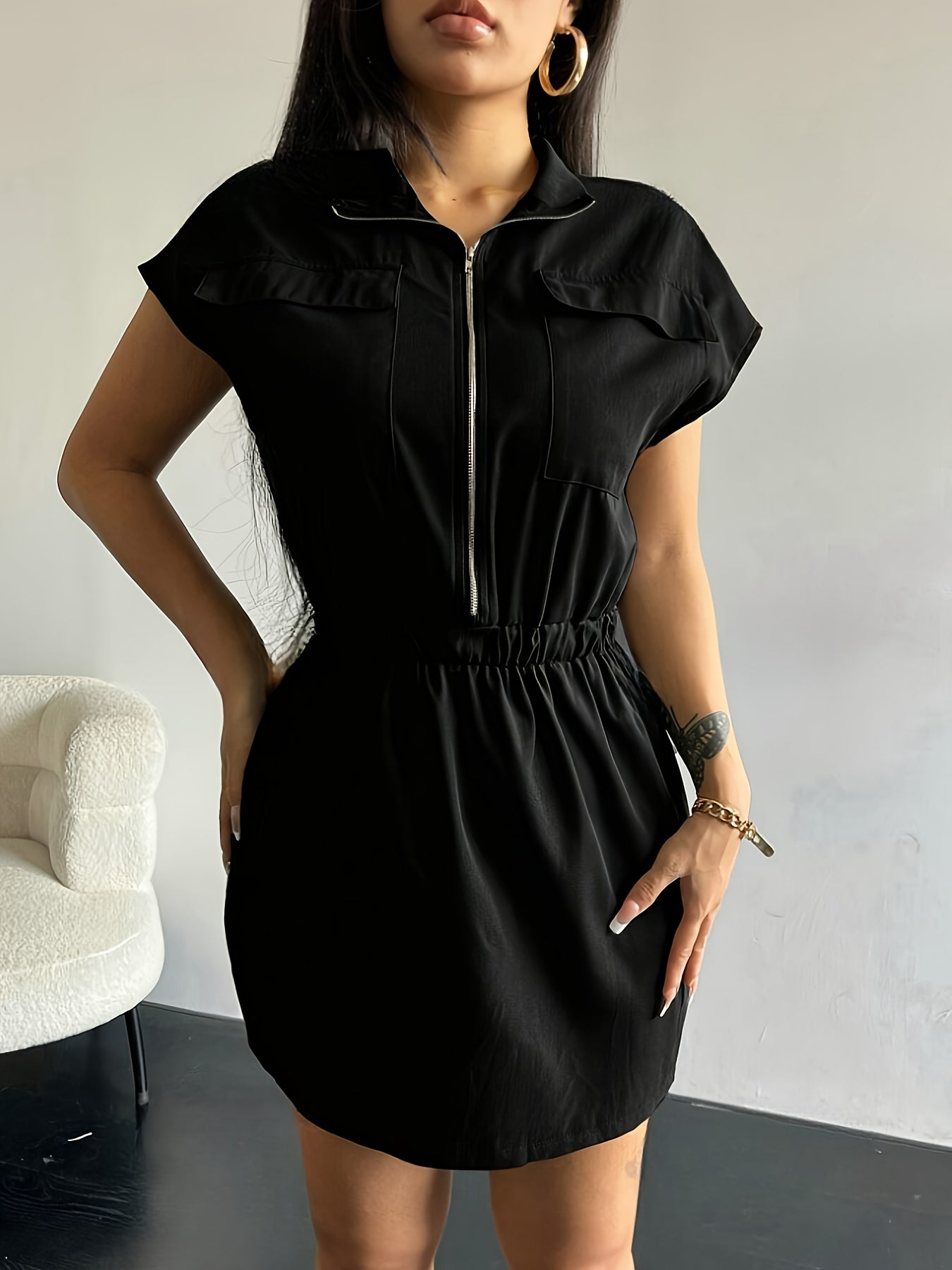 Damenkleid – Schlichtes Schwarzes Design mit Taschen, Flügelärmeln und Stehkragen