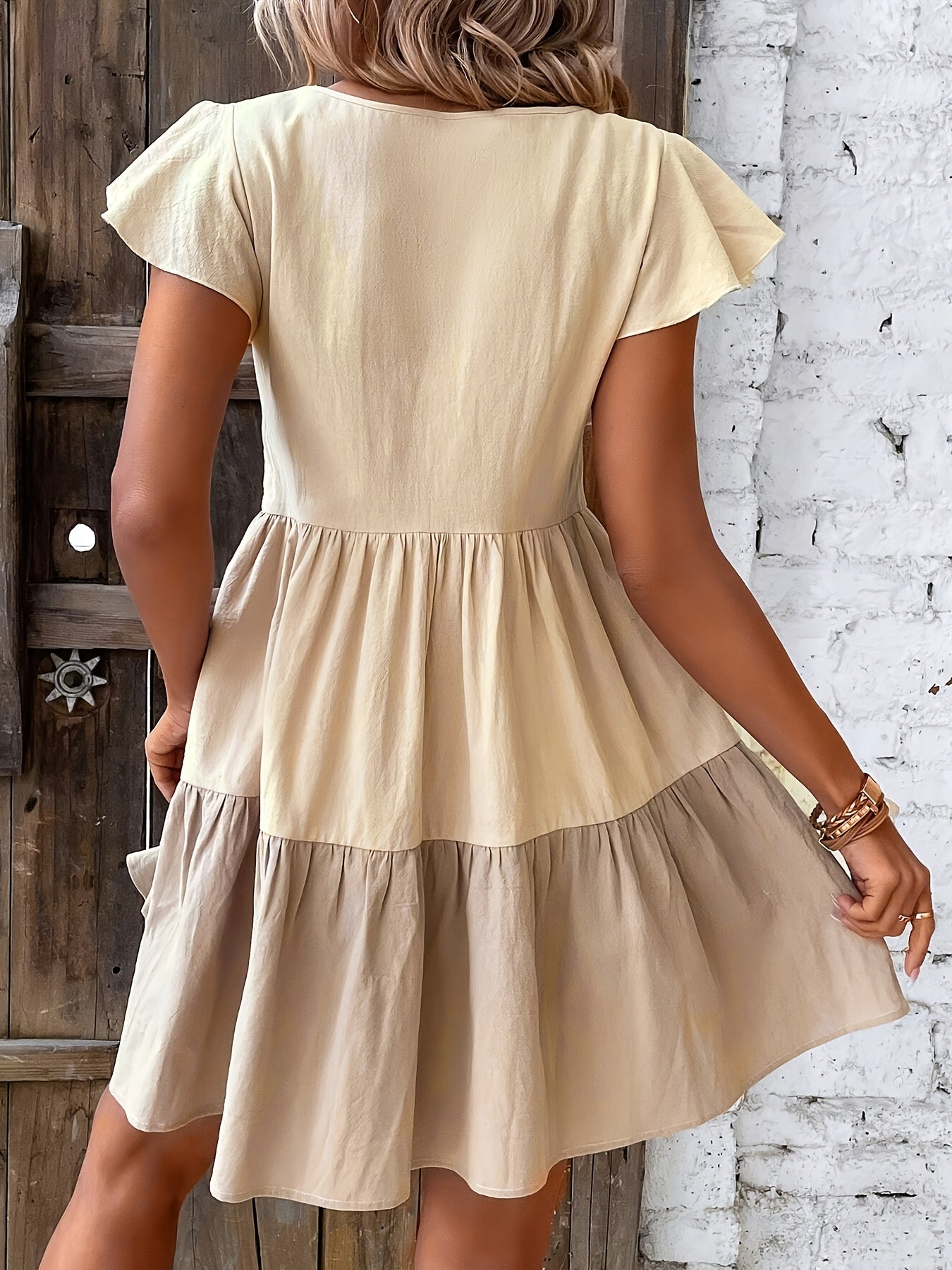Elegantes beigefarbenes feminines Kleid mit kurzen Rüschen und Rundhalsausschnitt Frühjahrsmode