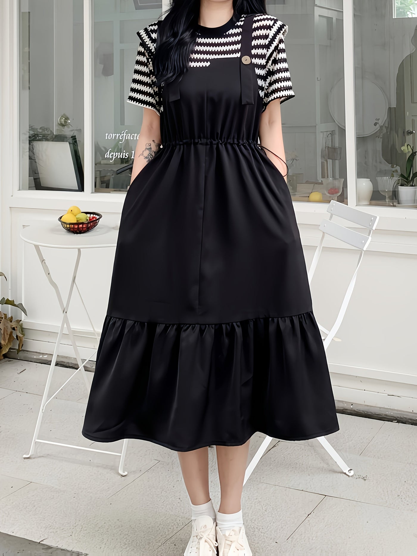 Schwarz-weiß gestreiftes Midikleid mit kurzen Ärmeln