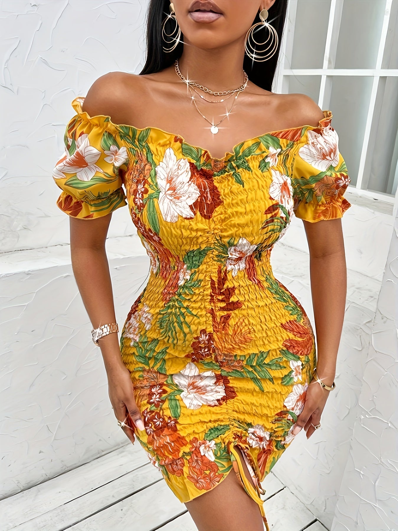 Gelbes, schulterfreies Bodycon-Sommerkleid mit Blumenmuster