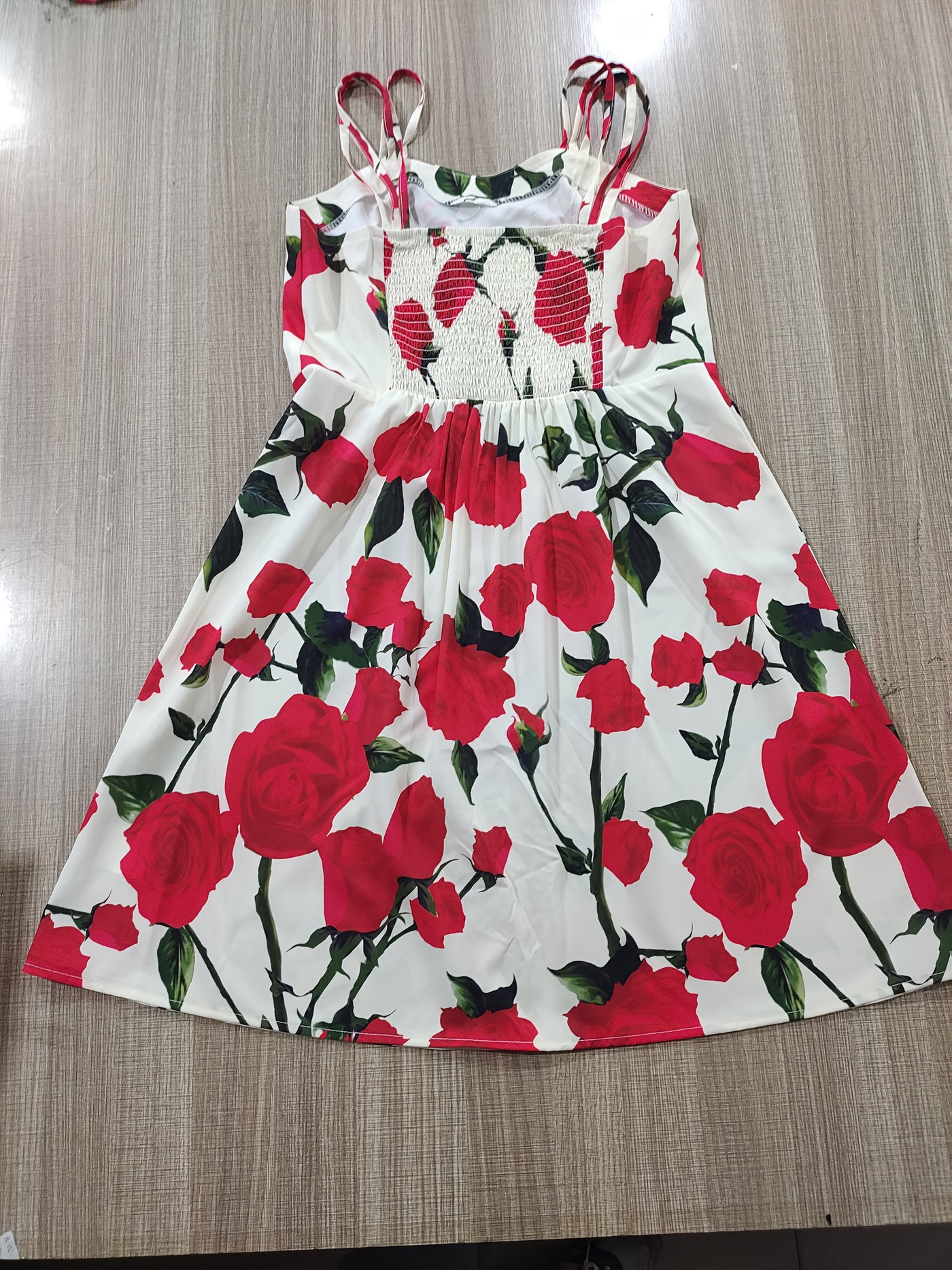 Ärmelloses Damen-Midikleid mit Blumenmuster – Schwarz mit weißem Gänseblümchenmuster