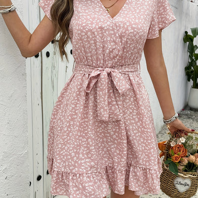 Sommerliches Minikleid mit rosa Blumenmuster und grünem Ausschnitt