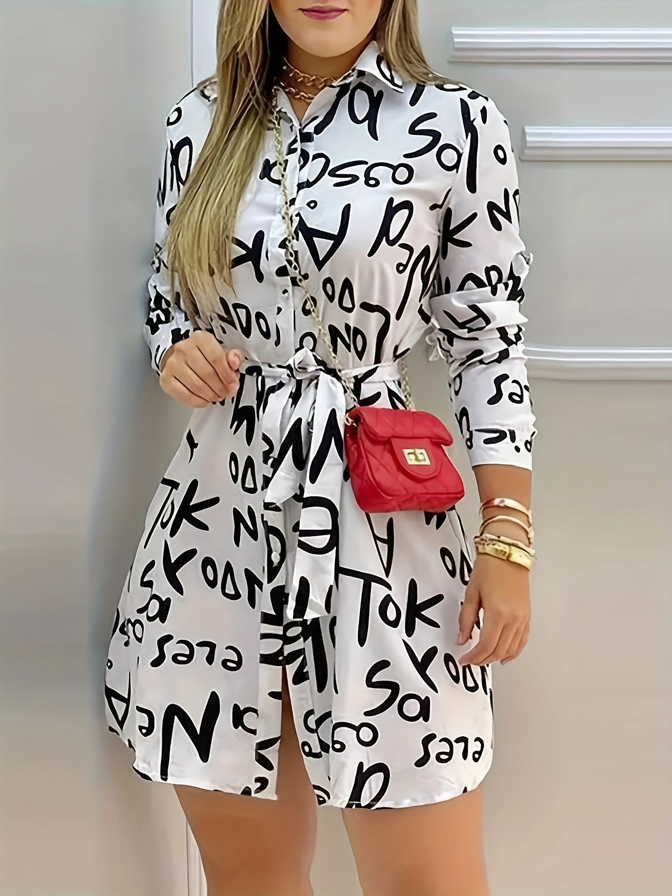 Langes Damenkleid mit Buchstaben-Print und Gürtel