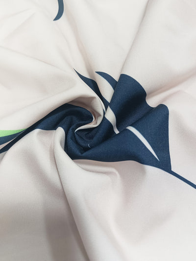 Elegantes ärmelloses langes Kleid mit tropischem Blumenmotiv