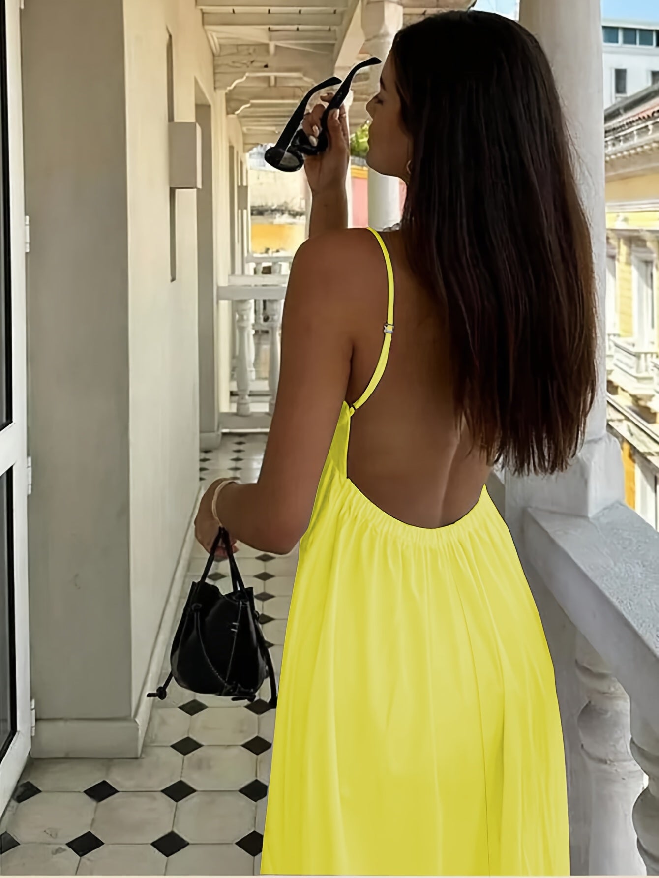 Gelbes rückenfreies Sommerkleid mit dünnen Trägern