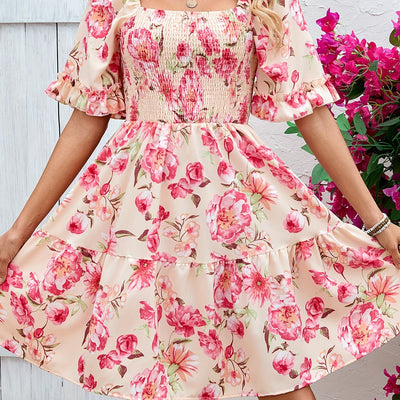 Rosa-rotes geblümtes Sommerkleid mit Raffung
