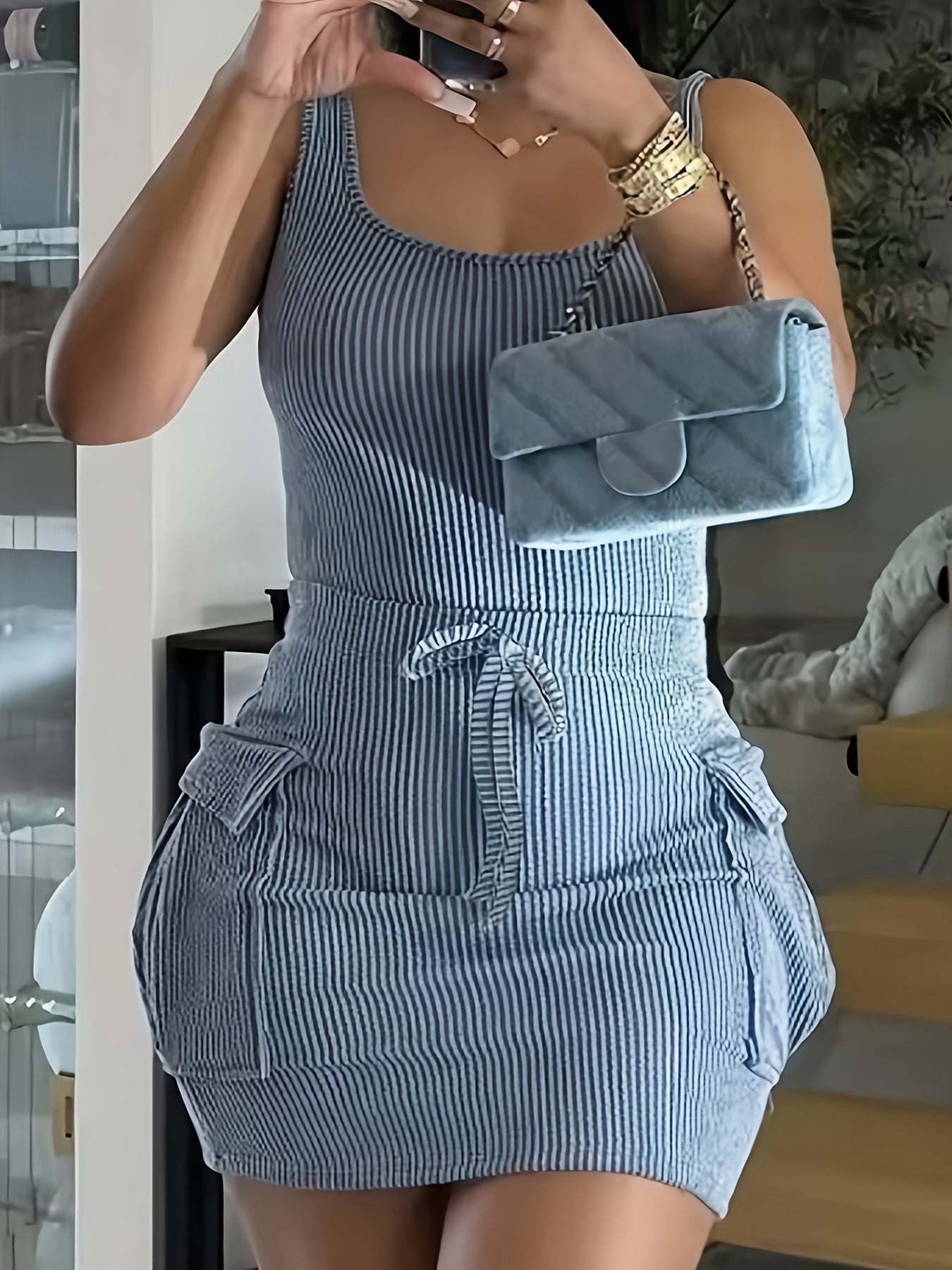 Ärmelloses Figurbetontes Kleid mit V-Ausschnitt – Taillenband in Wickeloptik