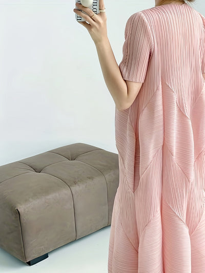 Elegantes Miyake-Kleid mit quadratischem Ausschnitt - Plisseerock im Pod-Stil