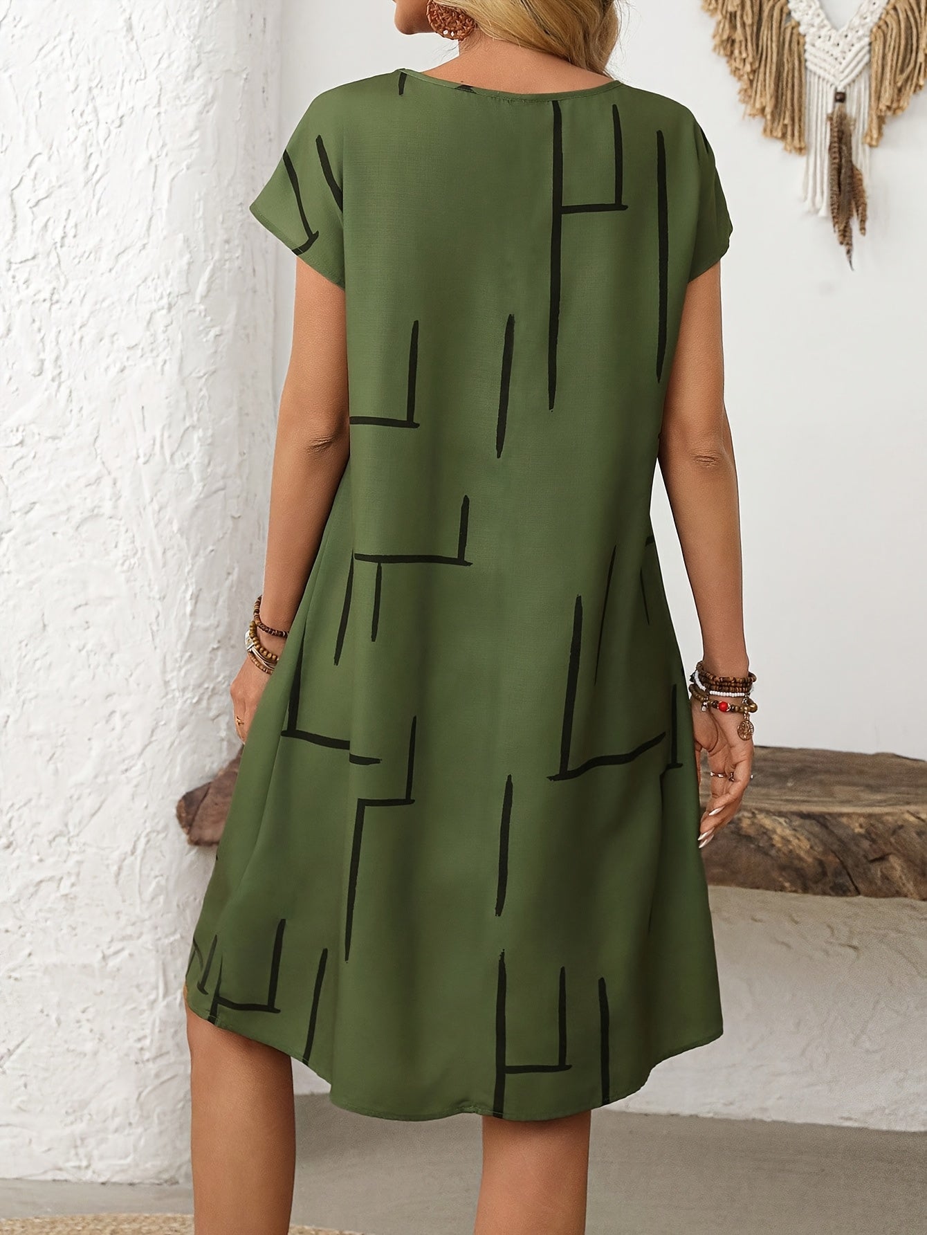 Midi-Kleid mit kurzen Ärmeln und Linienmuster – Grün