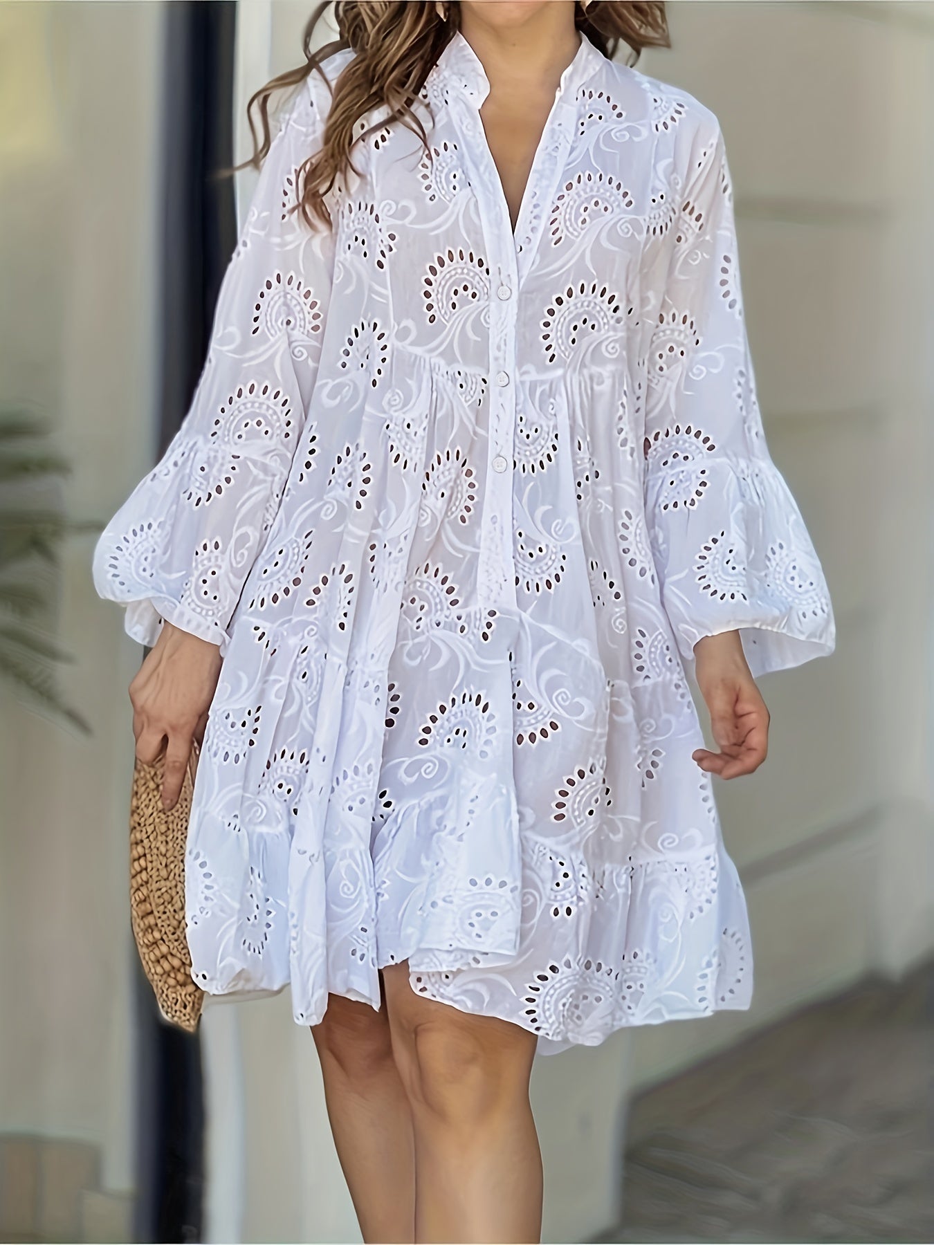 Elegantes Grünes Kleid mit V-Ausschnitt und Bestickten Glockenärmeln