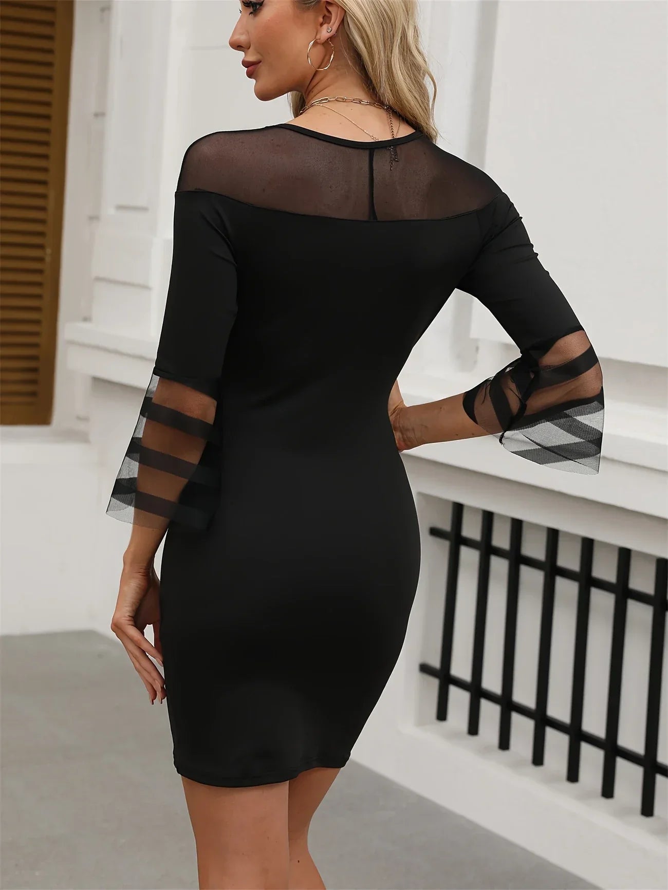 Elegantes schwarzes Bodycon-Minikleid aus Mesh mit ausgestellten Ärmeln