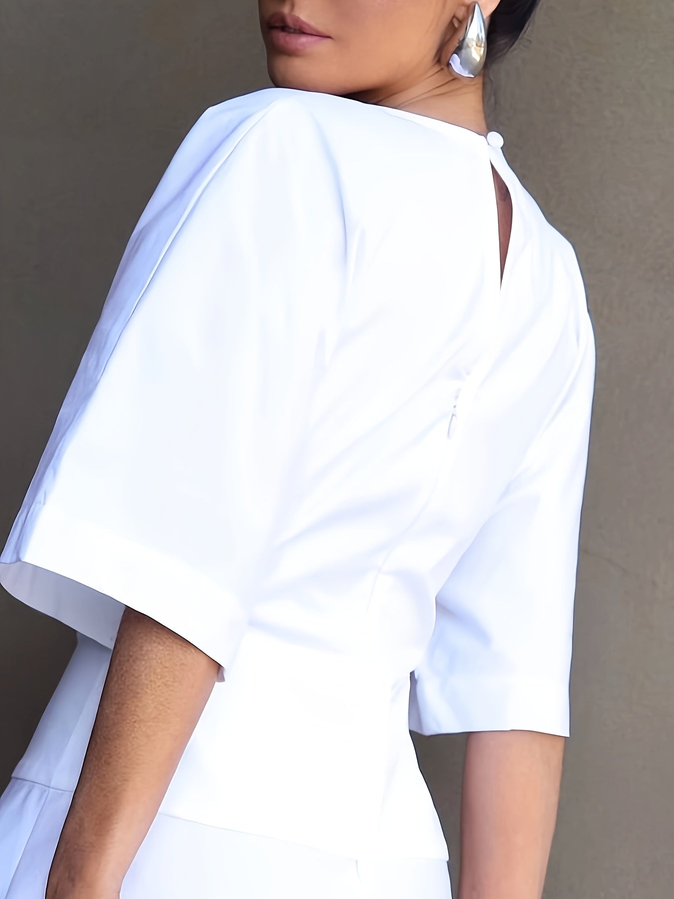 Elegantes weißes Schößchenkleid mit asymmetrischem Ausschnitt aus eng anliegendem Polyester