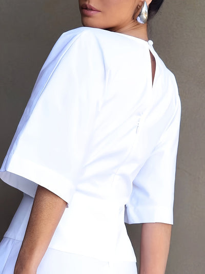 Elegantes weißes Schößchenkleid mit asymmetrischem Ausschnitt aus eng anliegendem Polyester