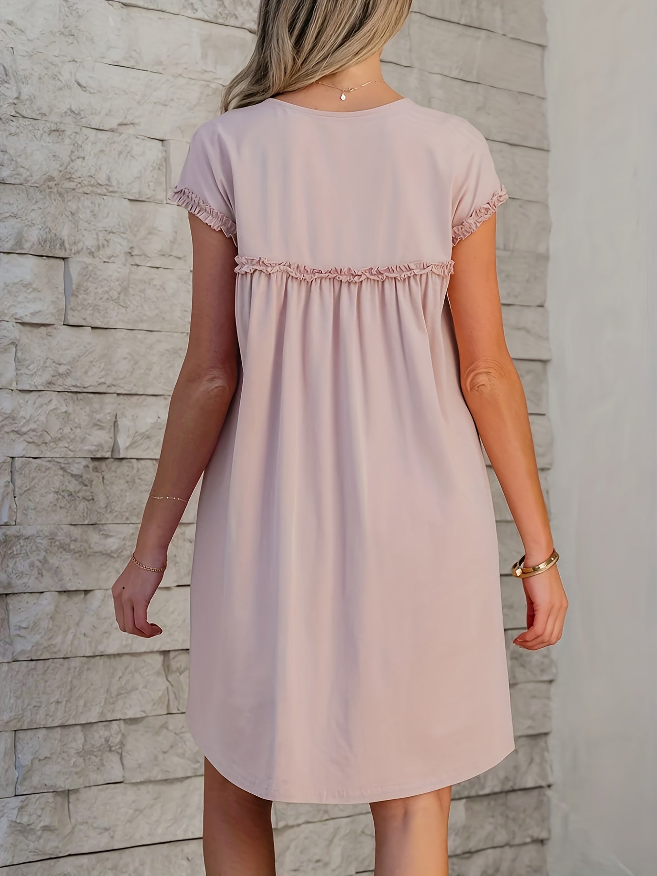 Damen Kleid mit Volants, lockerer Schnitt und sommerliches Minikleid in hellrosa Farbton