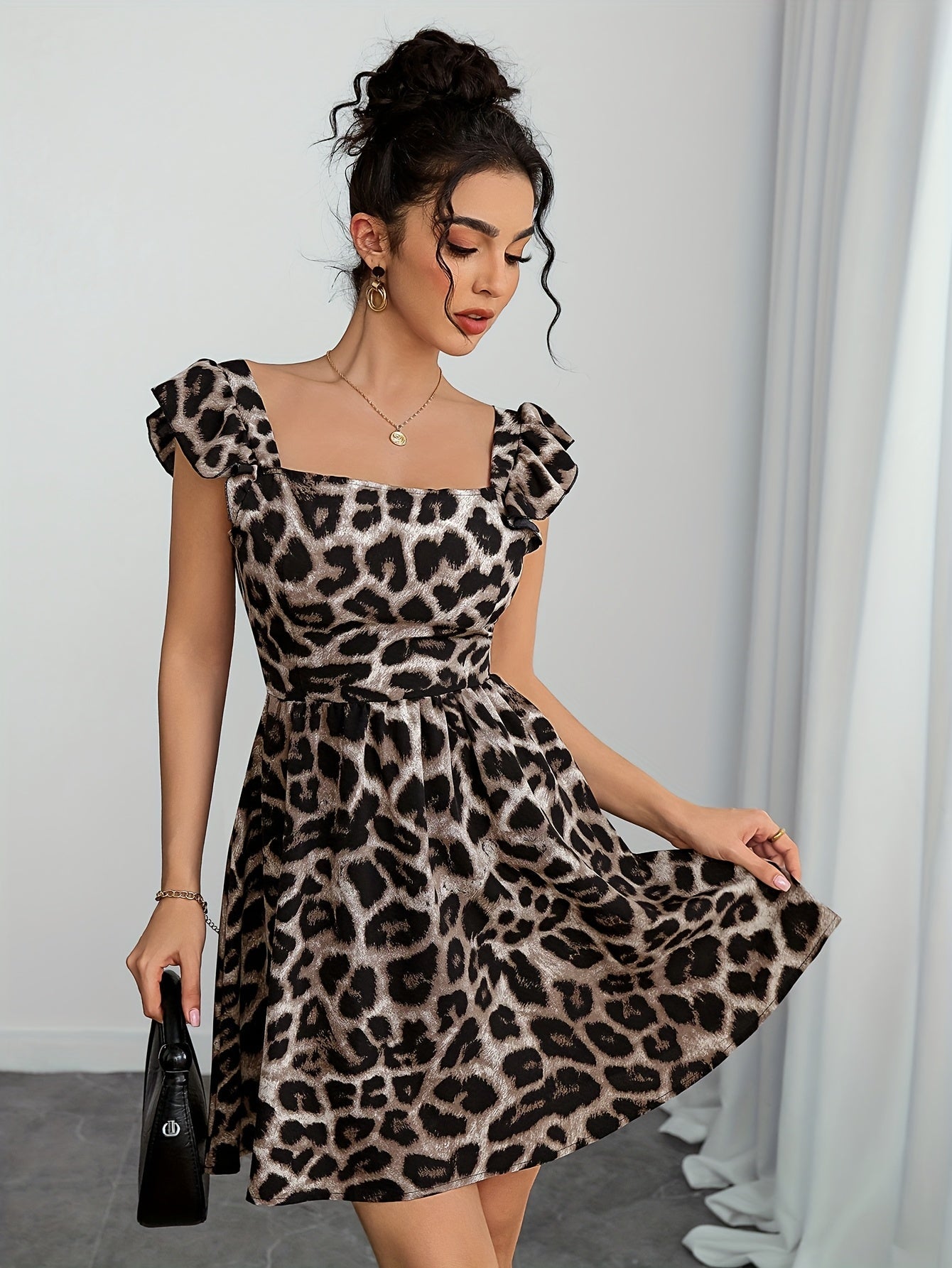 Elegantes Damenkleid mit Leopardenmuster – Rüschen-Träger und Rückenfrei