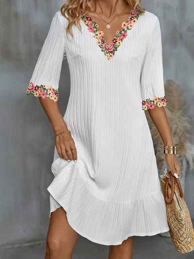 Weißes Kleid mit Spitzenbesatz und floralem Muster