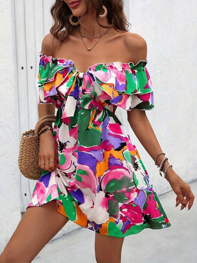 Sommerliches Carmen-Kleid mit Blumenmuster, Rüschen und Bindegürtel