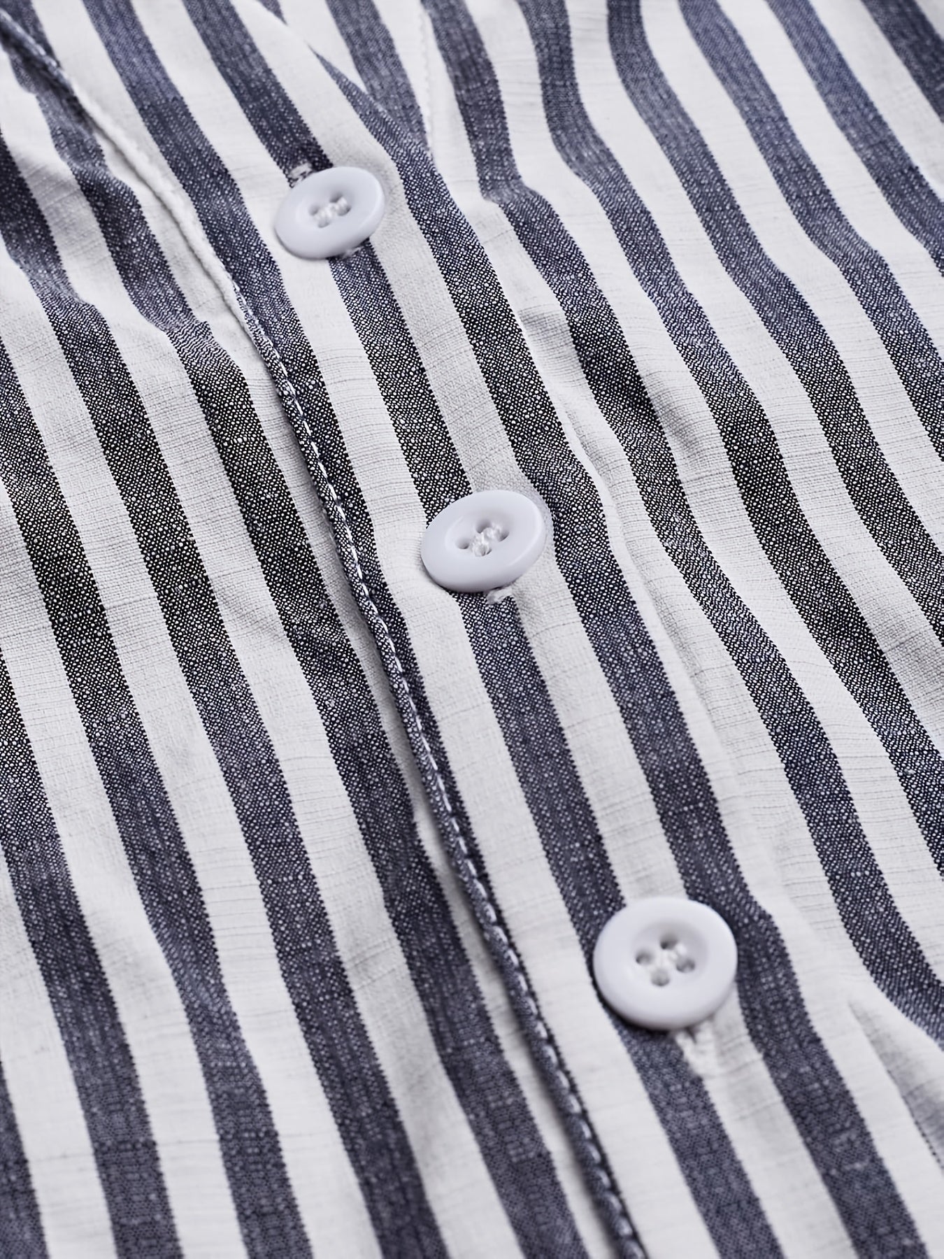 Leichtes gestreiftes Mini-Kleid mit V-Ausschnitt und ohne Ärmel für Damen