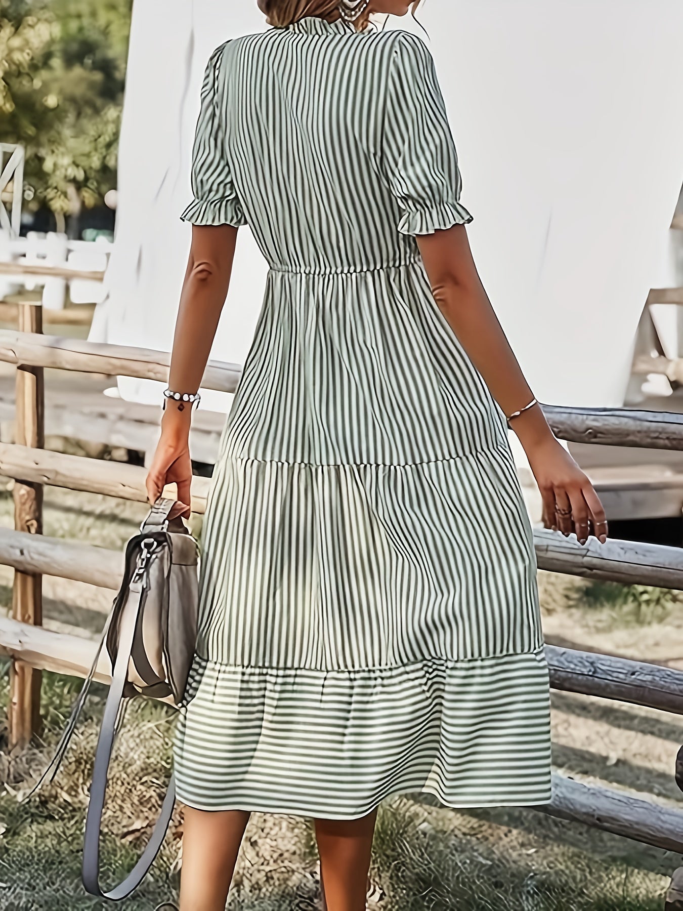 Elegantes gestreiftes Kleid mit V-Ausschnitt für Damen