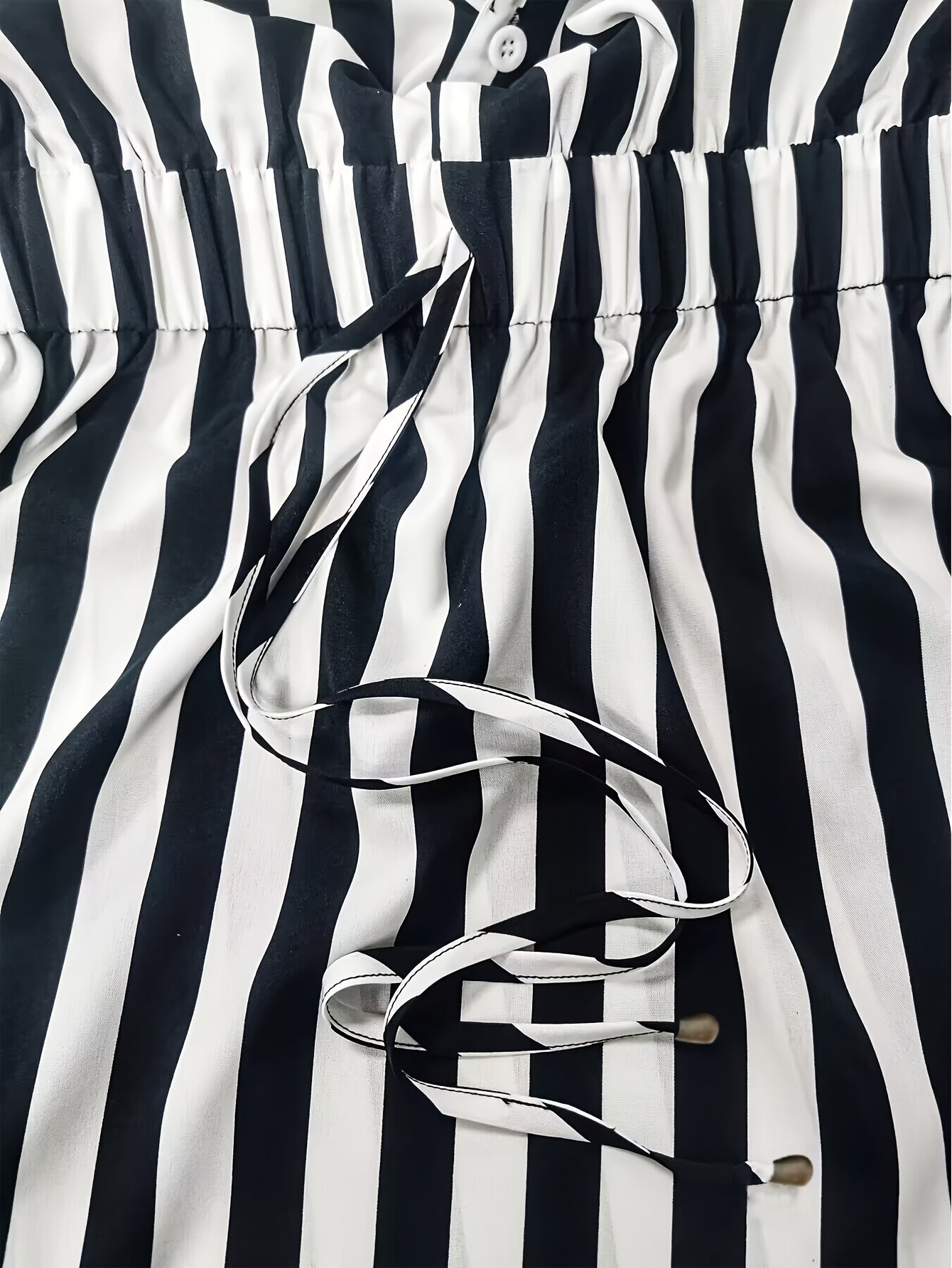 Elegantes kurzärmeliges Kleid mit geripptem Taillenband