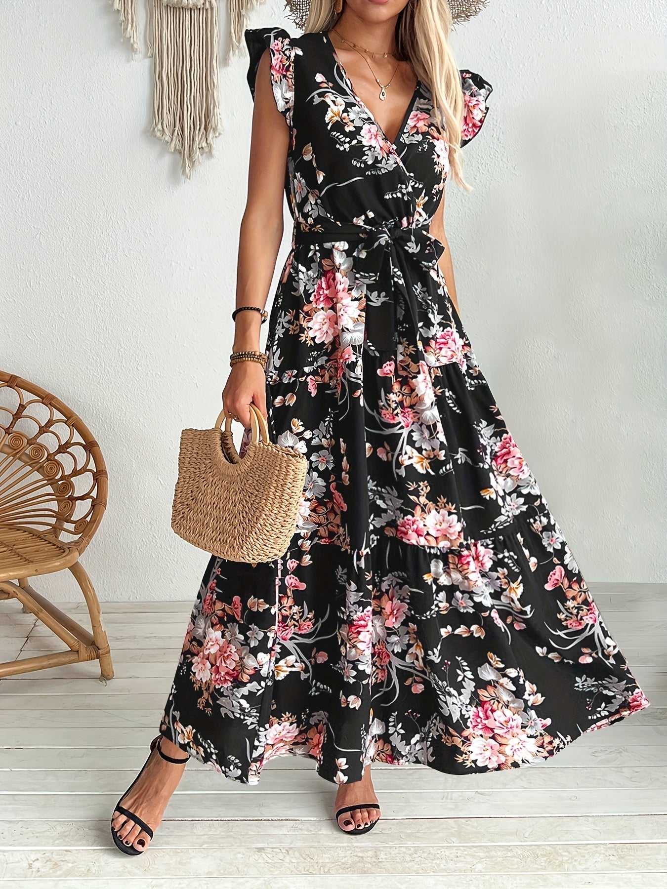 Schwarzes Sommerkleid mit Blumenmuster, Gürtel und Volant