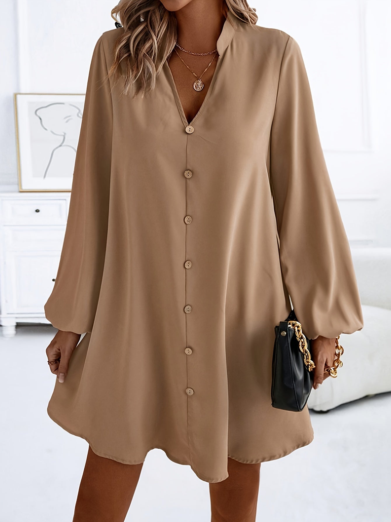 Stilvolles Kleid mit langen Ärmeln und V-Ausschnitt