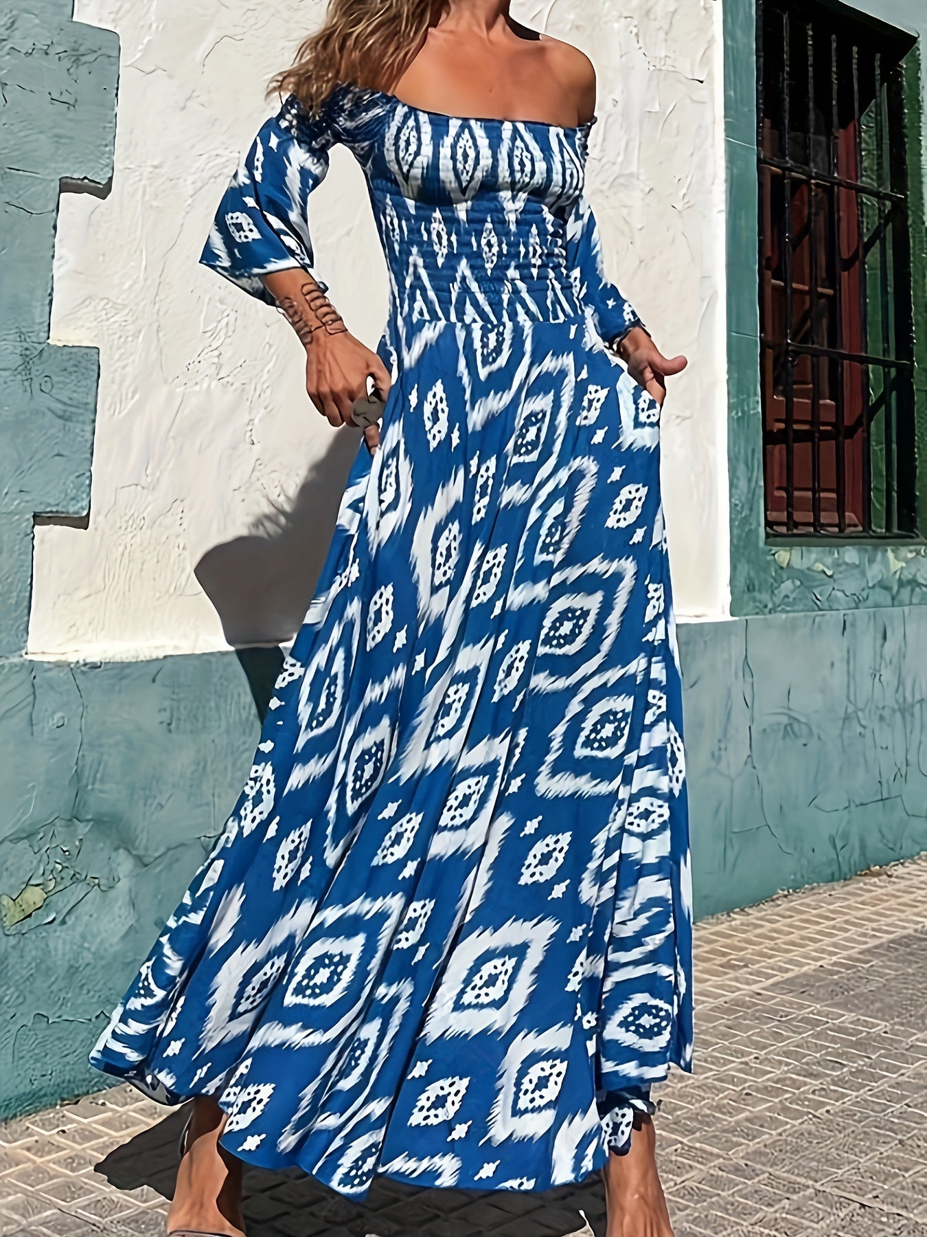 Maxikleid mit Rüschen - trägerlos mit blauen und roten Motiven