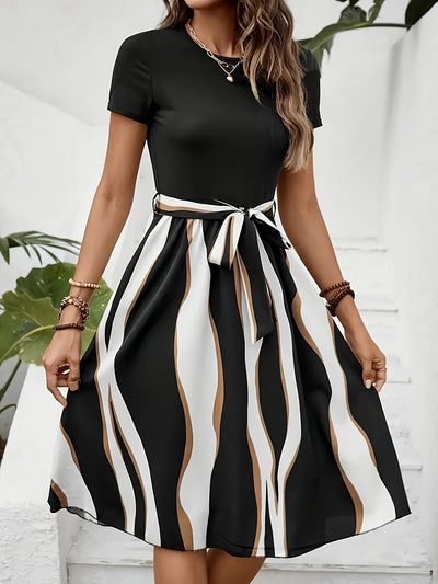 Sommerkleid mit Streifen, Gürtel, kurzen Ärmeln – Einfach