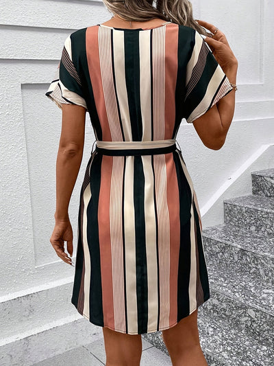 Elegantes gestreiftes Kleid mit V-Ausschnitt und kurzem Ärmel